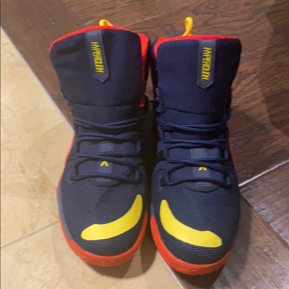 Basketball Shoes - Picture 1 of 2